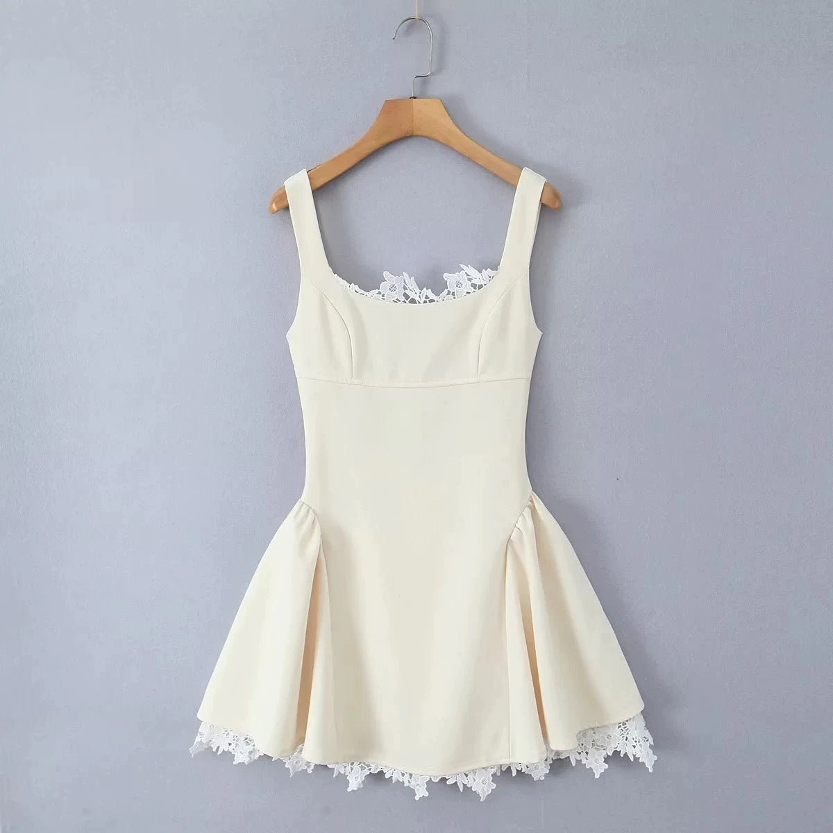 European and American style 2025 spring new women's clothing French retro lace stitching square collar

Waist sexy backless dress