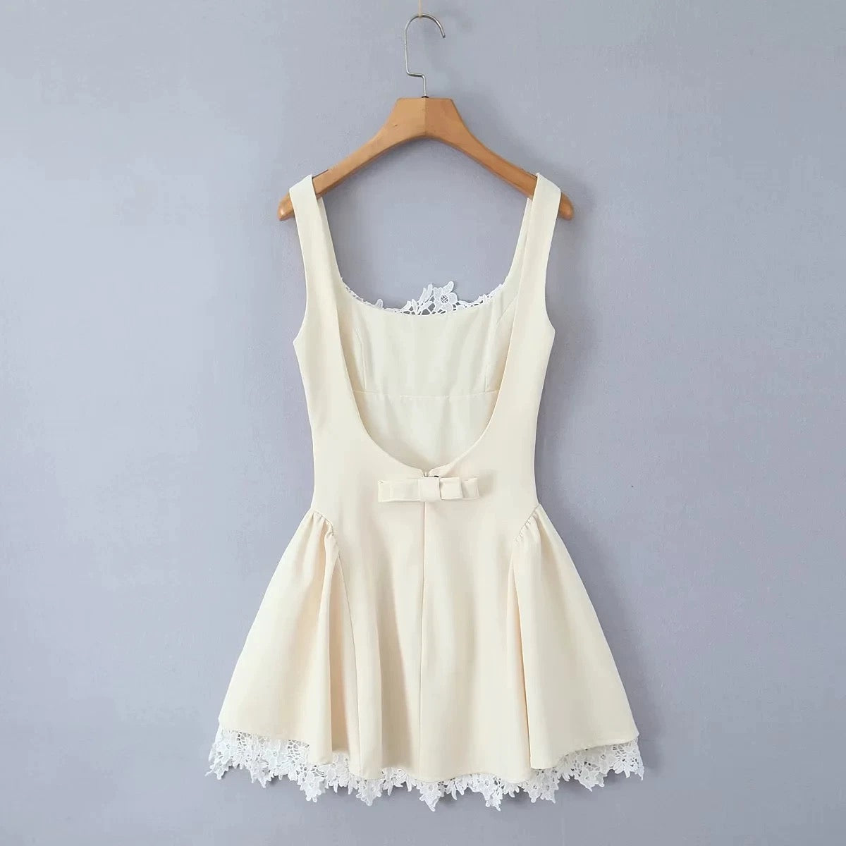 European and American style 2025 spring new women's clothing French retro lace stitching square collar

Waist sexy backless dress