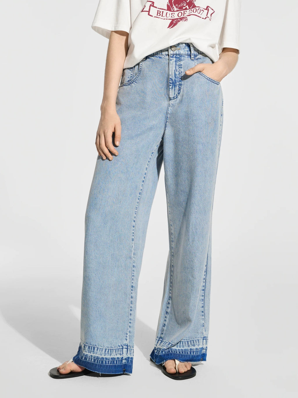 Women’s Loose Fit Jeans – Faded Blue